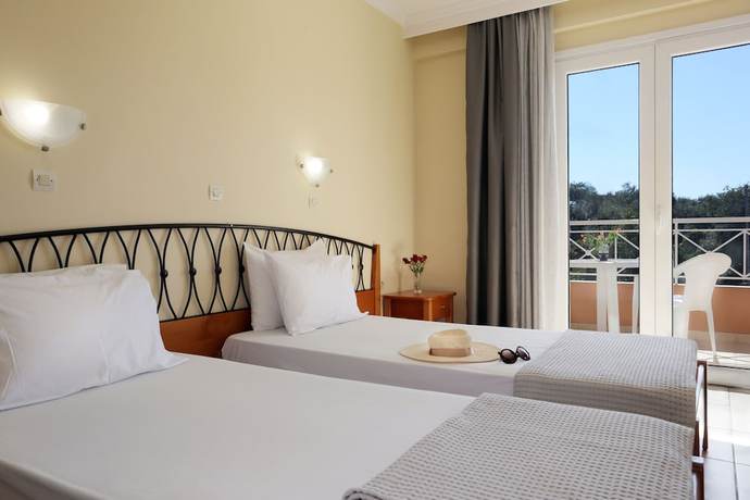 Imagen de la habitación del Hotel Kavos Plaza. Foto 12