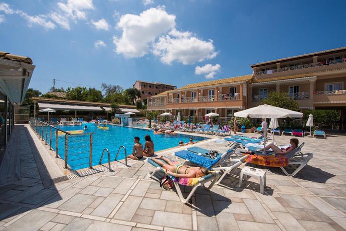 Imagen de la piscina del Hotel Kavos Plaza. Foto 19
