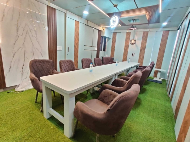 Imagen de los interiores del Hotel Kay Emm Residency. Foto 16