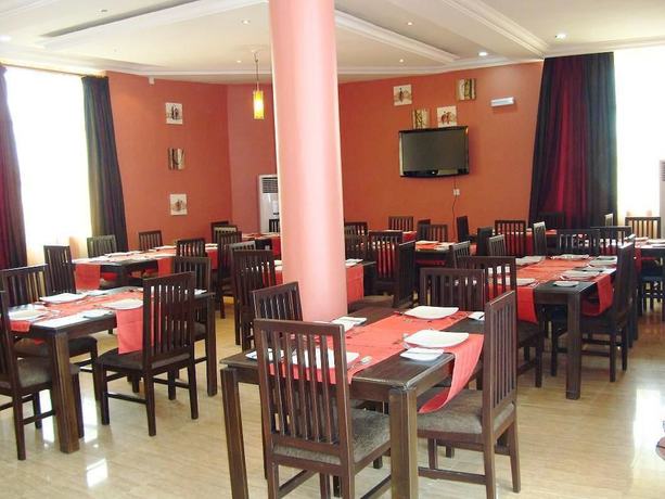 Imagen del bar/restaurante del Hotel Kayriott And Suites. Foto 3