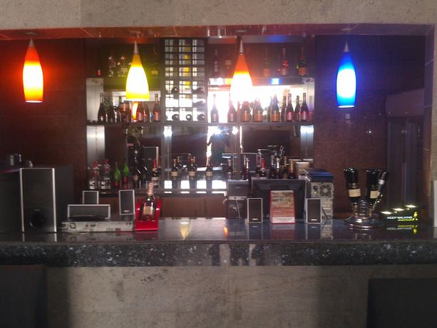 Imagen del bar/restaurante del Hotel Kayriott And Suites. Foto 4