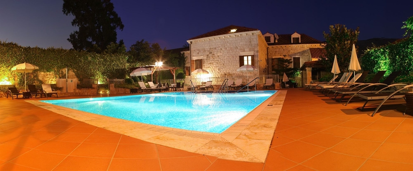 Imagen de la piscina del Hotel Kazbek. Foto 13