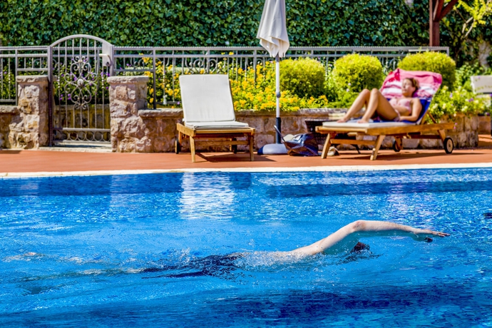 Imagen de la piscina del Hotel Kazbek. Foto 14