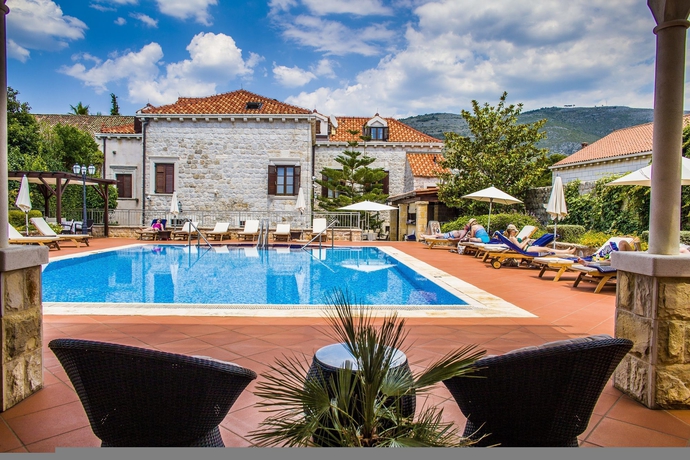 Imagen de la piscina del Hotel Kazbek. Foto 15