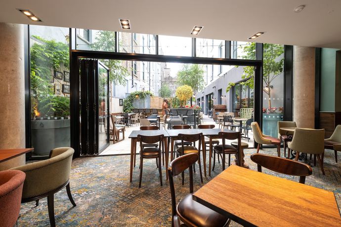 Imagen del bar/restaurante del Hotel Keavans Port. Foto 2