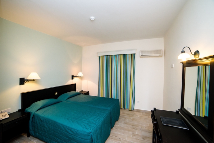 Imagen de la habitación del Hotel Kefalos Beach Tourist Village. Foto 9