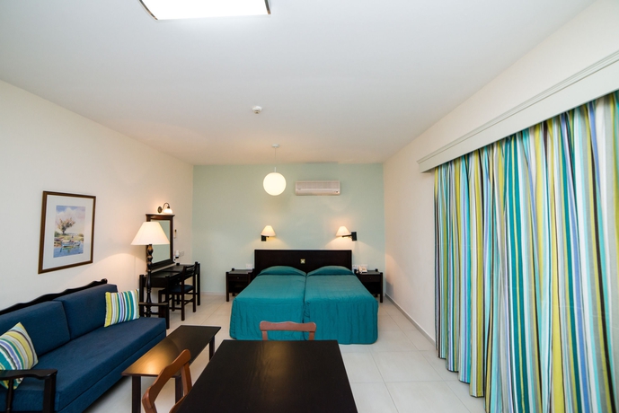 Imagen de la habitación del Hotel Kefalos Beach Tourist Village. Foto 11