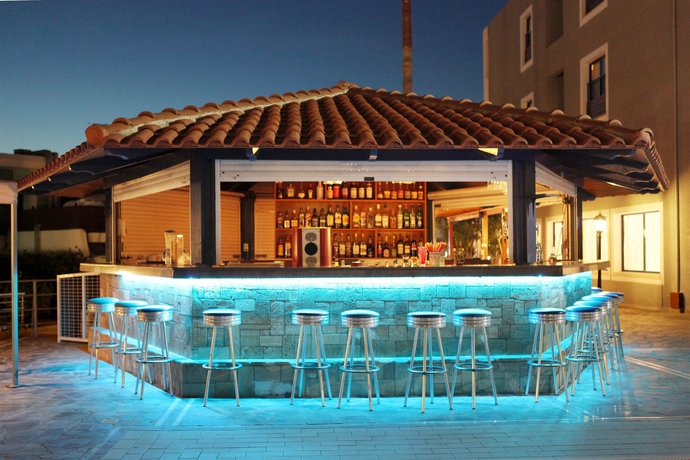 Imagen de la piscina del Hotel Kefalos - Damon Apartments. Foto 8