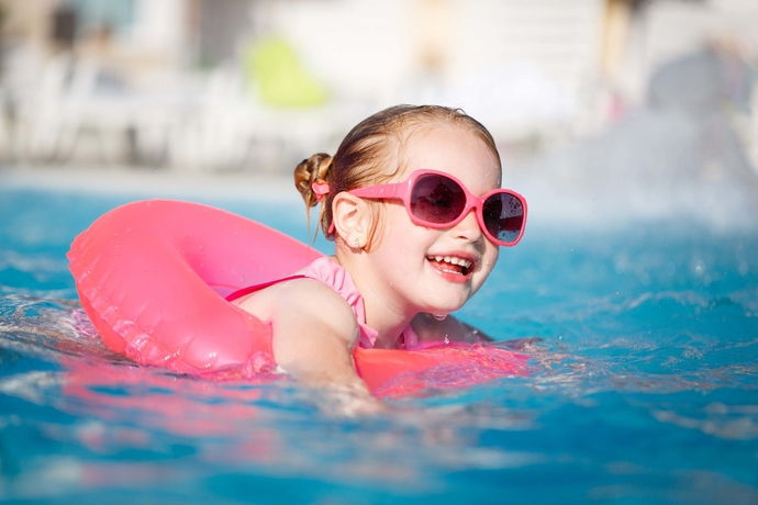 Imagen de la piscina del Hotel Kehida Termal Holiday Village. Foto 9