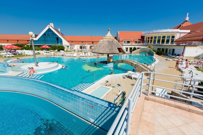 Imagen de la piscina del Hotel Kehida Termal Holiday Village. Foto 10