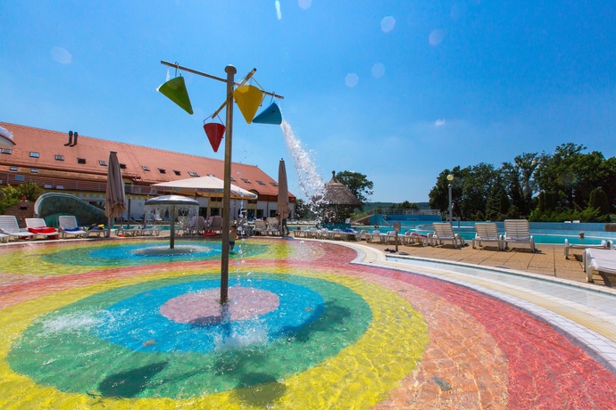 Imagen de la piscina del Hotel Kehida Termal Holiday Village. Foto 13