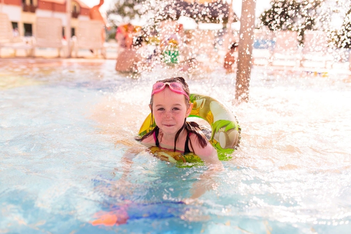Imagen de la piscina del Hotel Kehida Termal Holiday Village. Foto 15