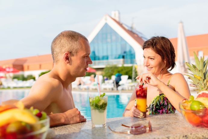 Imagen de la piscina del Hotel Kehida Termal Holiday Village. Foto 16