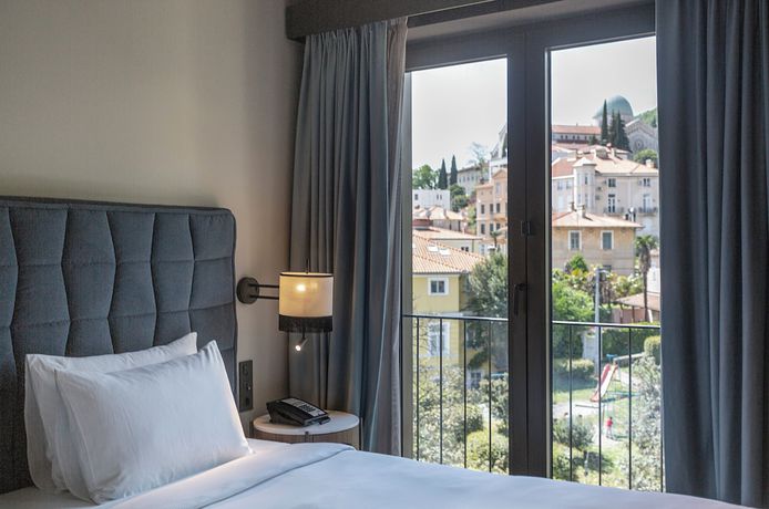 Imagen de la habitación del Hotel Keight Opatija, Curio Collection By Hilton. Foto 3