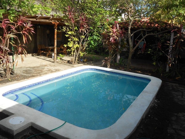 Imagen de la piscina del Hotel Kekoldi De Granada. Foto 13