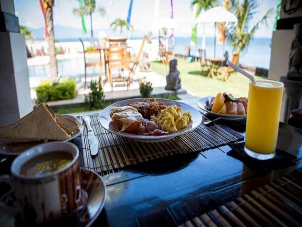 Imagen del bar/restaurante del Hotel Kelapa Lovina Beach Villa. Foto 6