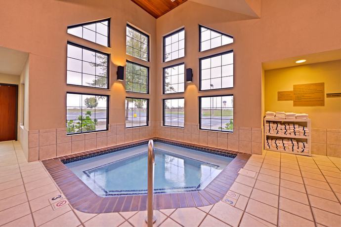 Imagen de la piscina del Hotel Kelly Inn And Suites Mitchell South Dakota. Foto 19