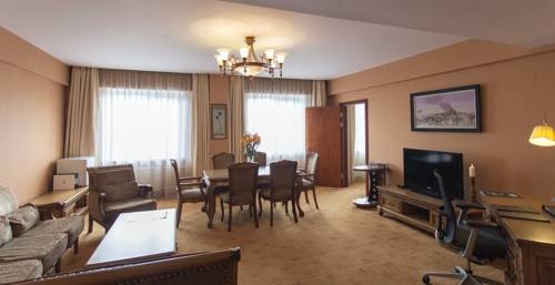 Imagen de la habitación del Hotel Kempinski Khan Palace. Foto 4