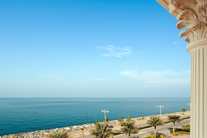 Imagen de la piscina del Hotel Kempinski and Residences Palm Jumeirah. Foto 14