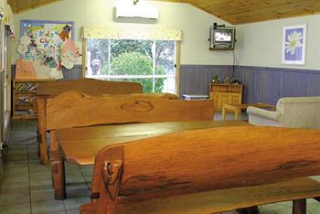 Imagen de los exteriores del Hotel Kendalls On The Beach Holiday Park. Foto 8