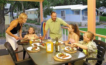 Imagen de los exteriores del Hotel Kendalls On The Beach Holiday Park. Foto 10