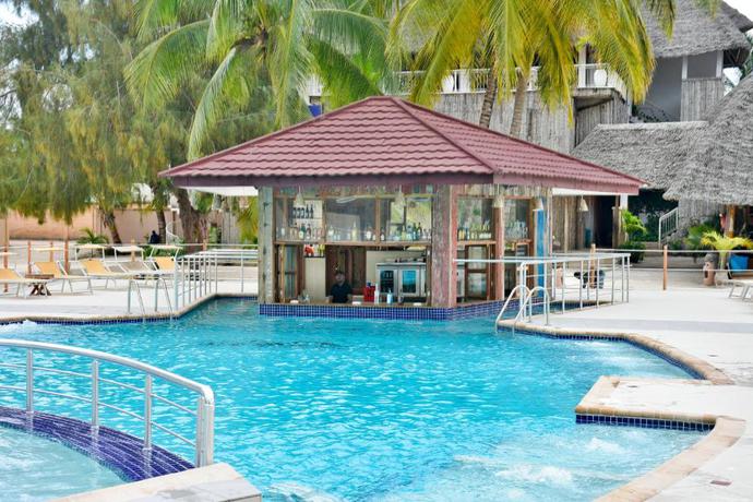 Imagen de la piscina del Hotel Kendwa Rocks Beach. Foto 25