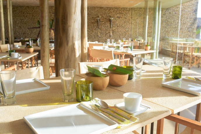 Imagen del bar/restaurante del Hotel Kenoa Exclusive Beach Spa and Resort. Foto 5