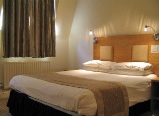 Imagen de la habitación del Hotel Kensington International. Foto 4