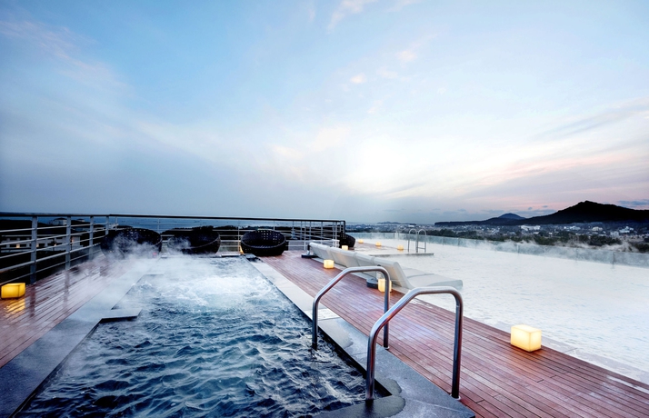 Imagen de la piscina del Hotel Kensington Jeju. Foto 14