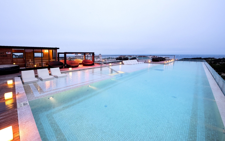 Imagen de la piscina del Hotel Kensington Jeju. Foto 15