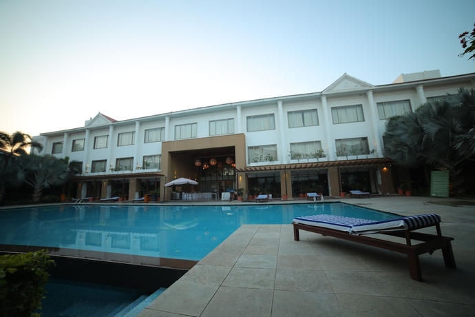 Imagen de la piscina del Hotel Kensville Golf and Country Club. Foto 10