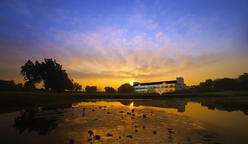 Imagen de los exteriores del Hotel Kensville Golf and Country Club. Foto 6