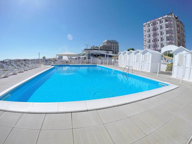 Imagen de la piscina del Hotel Kent, Riccione. Foto 20