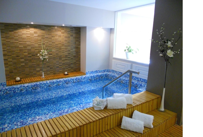 Imagen de la piscina del Hotel Kenton Palace Bariloche. Foto 9