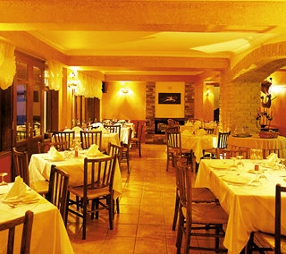 Imagen del bar/restaurante del Hotel Kentrikon, Mouresi. Foto 2