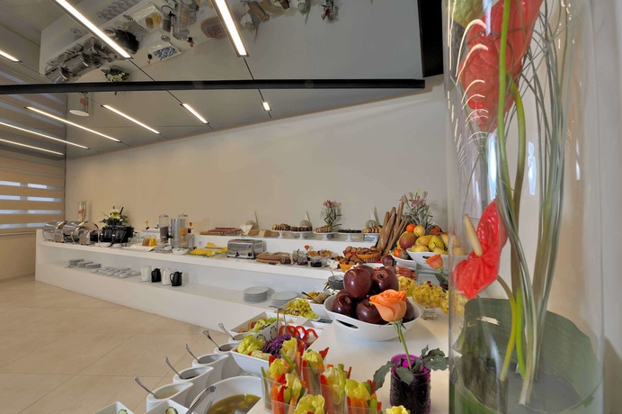 Imagen del bar/restaurante del Hotel Kenzi Basma. Foto 4