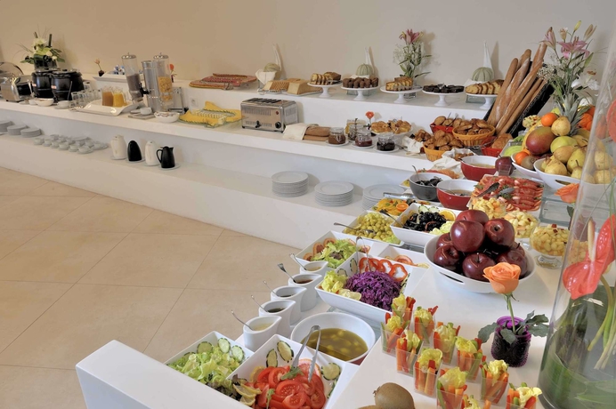 Imagen del bar/restaurante del Hotel Kenzi Basma. Foto 5