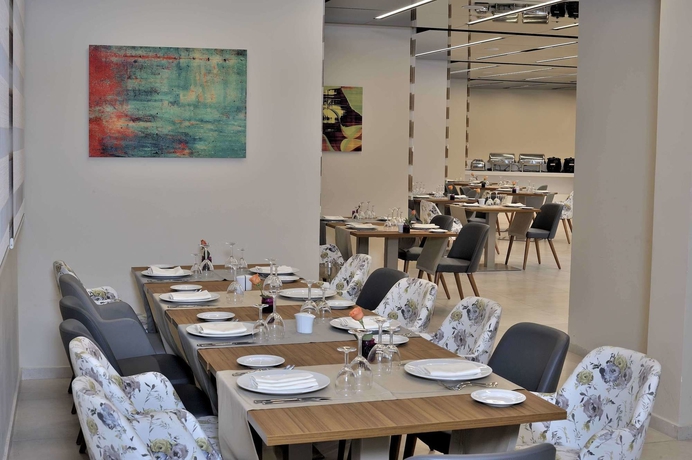 Imagen del bar/restaurante del Hotel Kenzi Basma. Foto 7