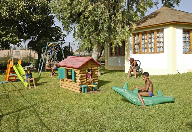 Imagen de los exteriores del Hotel Kenzi Europa. Foto 10