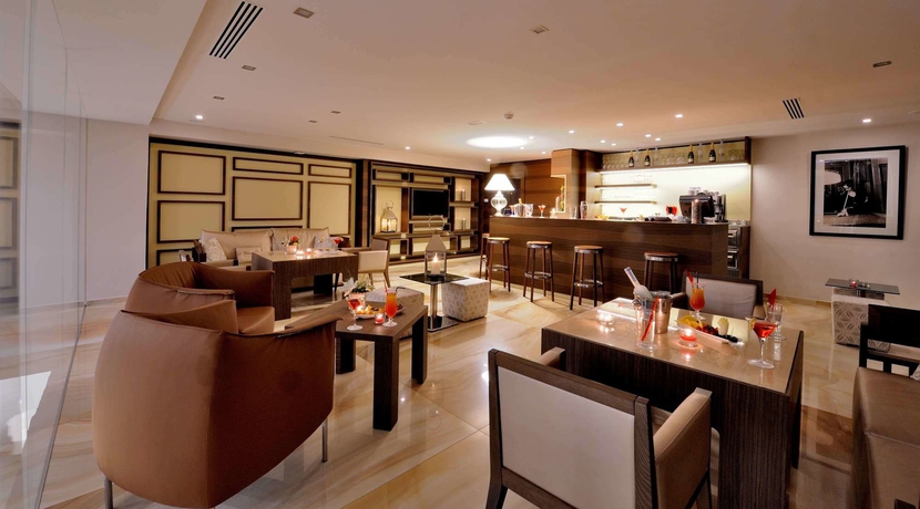 Imagen del bar/restaurante del Hotel Kenzi Sidi Maarouf. Foto 2