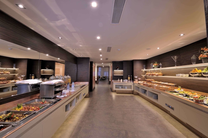 Imagen del bar/restaurante del Hotel Kenzi Sidi Maarouf. Foto 4