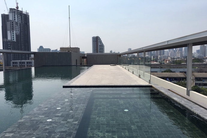 Imagen de la piscina del Hotel Kepler Residence Bangkok. Foto 17