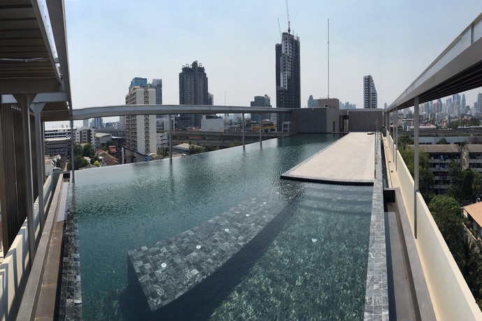 Imagen de la piscina del Hotel Kepler Residence Bangkok. Foto 18