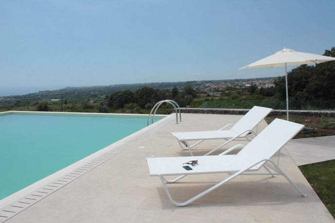 Imagen de la piscina del Hotel Kepos Etna Relais and Spa. Foto 13