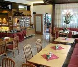 Imagen del bar/restaurante del Hotel Kern Buam. Foto 17