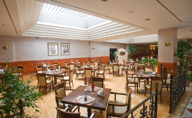 Imagen del bar/restaurante del Hotel Kervansaray Thermal Convention Center and Spa. Foto 2