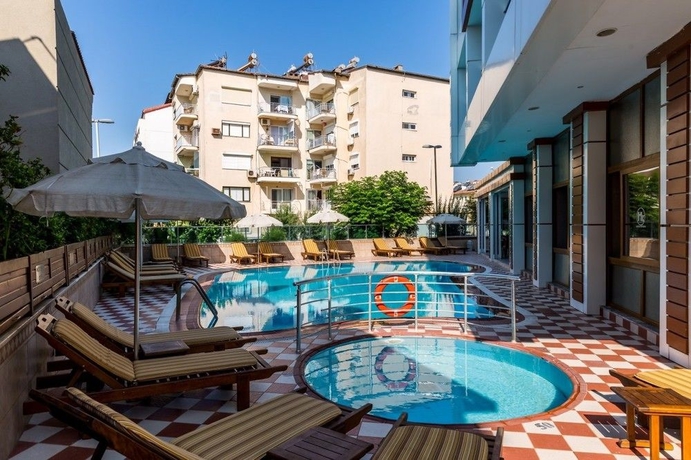 Imagen de la piscina del Hotel Ketenci. Foto 13