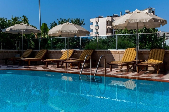 Imagen de la piscina del Hotel Ketenci. Foto 14