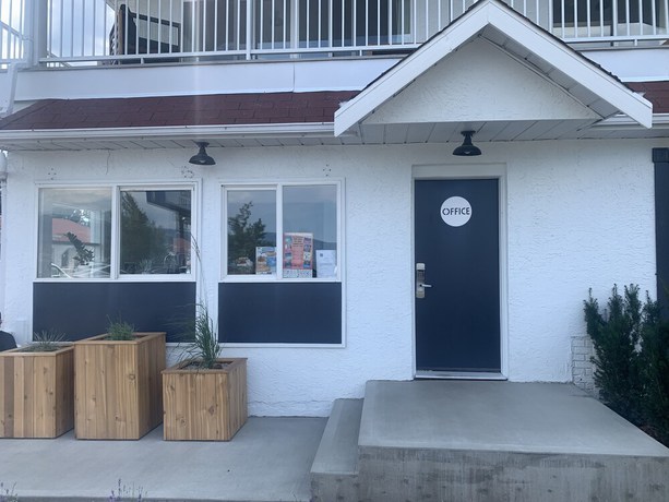 Imagen de los interiores del Hotel Kettle Valley Beach Resort. Foto 19