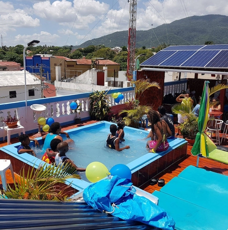 Imagen de la piscina del Hotel Kevin. Foto 18